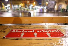 &laquo;Abstand sch&uuml;tzt&raquo; steht auf Tischen im Au&szlig;enbereich eines Lokals auf dem Frankfurter R&ouml;merberg. - Frank Rumpenhorst/dpa