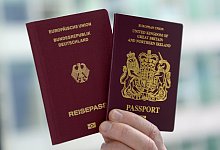 Britischer und deutscher Reisepass - Foto: Britta Pedersen/zb/dpa