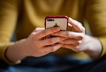 Smartphone - Fabian Sommer/dpa/Illustration