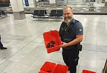 Marcel Spreyer, Z&ouml;llner am Flughafen D&uuml;sseldorf, zeigt den Fund. - Zoll D&uuml;sseldorf/dpa