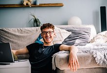 Ein junger Mann am Laptop - Zacharie Scheurer/dpa-tmn