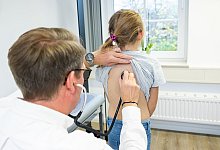 Arzt horcht mit einem Stethoskop die Atemwege eines Kindes ab - Benjamin Nolte/dpa-tmn