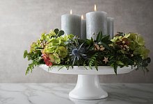 Ein Adventskranz mit Blockkerzen - Christin Klose/dpa-tmn