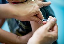 Symbolbild - Impfung beim Kinderarzt - Fabian Sommer/dpa