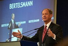 John B. Emerson lotet die Gemeinsamkeiten und Unterschiede von Amerikanern und Deutschen aus. - Raimund Vornb&auml;umen