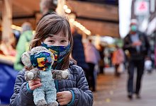 Kind mit Maske - Foto: Mascha Brichta/dpa-tmn