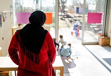 Eine Erzieherin in einer Kita - Axel Heimken/dpa/dpa-tmn