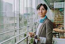 Eine Frau mit Tattoos steht in einem Büro - Oneinchpunch/Westend61/dpa-tmn