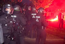Polizisten bei der &laquo;Revolution&auml;ren 1. Mai-Demonstration&raquo; in der n&auml;he eines brennendes Bengalos in Berlin. - Christoph Soeder/dpa