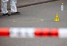 Markierungen der Spurensicherung auf dem Boden - Christoph Reichwein/dpa