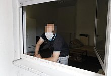 Eingesperrt: Der Moldawier Andrej W. und seine Mitbewohner sind seit dem 20. Juni in ihrer Wohngemeinschaft eingeschlossen. - Burkhard Hoeltzenbein