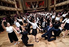 Vor dem Wiener Opernball - Foto: Helmut Fohringer/APA/dpa