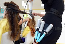 Frau beim Friseur - Foto: Britta Pedersen