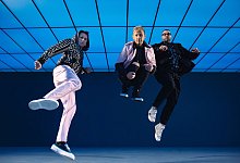 Matthew Bellamy (l-r), Dominic Howardund Chris Wolstenholme von Muse heben ab. - Nick Fancher/Jesse Lee Stout/Warner Music/dpa