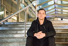 Long-Covid Patient Mark D&ouml;ring sitzt auf der Treppe, die zum Haupteingang des Klinikums f&uuml;hrt. W&auml;hrend seiner Krankheit w&auml;re die f&uuml;r ihn un&uuml;berwindbar gewesen. - Ralf Bittner