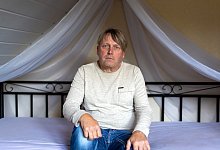 Paderborn-Neuenbeken, 25. August 2025: Vater Ralf Salice sitzt auf dem Bett, das seine verschwundene Tochter Scarlett früher genutzt hat - Niklas Tüns