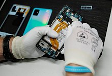 Handyreparatur - Sebastian Willnow/dpa