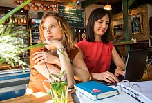 Freundinnen im Caf&eacute; - Christin Klose/dpa-tmn