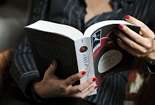 Eine Frau liest im Buch "Shades of Grey" - Jens Kalaene/dpa-Zentralbild/dpa-tmn