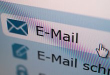 Ein Mauszeiger auf einem E-Mailpostfach - Andrea Warnecke/dpa-tmn