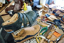 Schuhe in &Uuml;bergr&ouml;&szlig;e - Bernd Thissen/dpa