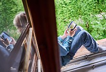 Chattendes Kind - Annette Riedl/dpa/dpa-tmn