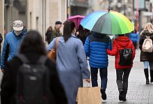 Zahlreiche Menschen gehen durch eine Einkaufsstra&szlig;e in K&ouml;ln. - Federico Gambarini/dpa