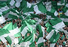 Nach strengen Polizeikontrollen der Werder-Fans kritisiert der Verband die Entschuldigung des nieders&auml;chsischen Innenministers. - Carmen Jaspersen/dpa