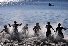 Junge Männer stürzen sich in den Starnberger See - Karl-Josef Hildenbrand/dpa