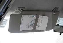 Rettungskarte steckt an der Sonnenblende eines AUtos - Tobias Hase/dpa/dpa-tmn