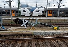 Ein RRX Zug der Deutschen Bahn fährt in den Hauptbahnhof in Köln - Henning Kaiser/dpa/Symbolbild