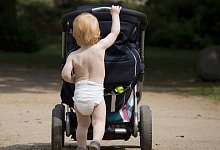 Kind schiebt Kinderwagen - Foto: Frank Rumpenhorst