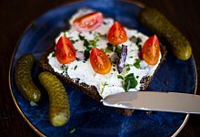 Belegtes Schwarzbrot mit G&uuml;rkchen. - Sina Schuldt/dpa