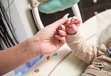 Ein Erwachsener h&auml;&auml;lt die Hand eines Kleinkindes - Christin Klose/dpa-tmn/dpa