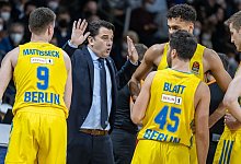 Die Berliner um Headcoach Israel Gonzalez (2.v.l) gehen als Erster in die BBL-Playoffs. - Andreas Gora/dpa