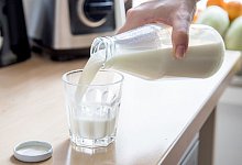 Milch wird in ein Glas eingeschenkt - Christin Klose/dpa-tmn