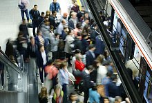 Fahrg&auml;ste steigen in eine Metro in Madrid ein - Paco Campos/EFE/dpa-tmn