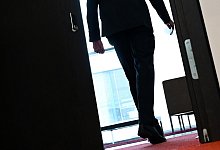 Mann verl&auml;sst einen Konferenzraum - Arne Dedert/dpa/dpa-tmn