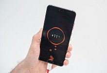 Ein Smartphone wird aufgeladen - Robert Günther/dpa-tmn/dpa