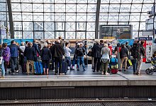 Voller Bahnsteig - Bernd Diekjobst/dpa-tmn