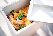 Ein Biomüll-Sammelbehälter mit Möhren- und Obstschalen - Zacharie Scheurer/dpa-tmn