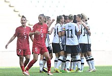 WM-Ticket gelöst: Deutschlands Fußball-Frauen feiern den Sieg in der Türkei. - Seskim/dpa