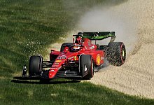 Ferrari-Pilot Charles Leclerc kommt im Freien Training von der Rennstrecke ab. - Joel Carrett/AAP/dpa
