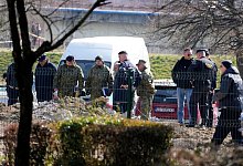 Polizisten untersuchen in Zagreb die Absturzstelle der unbemannten Drohne. - Darko Bandic/AP/dpa
