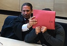 Strafverteidiger Clemens Louis mit dem Angeklagten Taylan C. im Landgericht. - Jürgen Mahncke