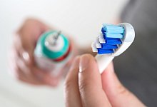 Zahnb&uuml;rsten im Test - Foto: Andrea Warnecke/dpa-tmn