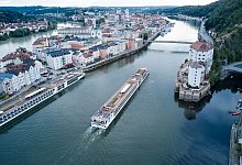 Ein Flusskreuzfahrtschiff fährt stromaufwärts an Passau vorbei - Tobias Köhler/dpa/dpa-tmn