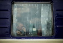 Ein Mann sitzt in einem Evakuierungszug, der den Bahnhof von Pokrowsk in der Ostukraine verlassen soll. - Francisco Seco/AP/dpa