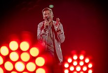 S&auml;nger Hartmut Engler gibt auf der B&uuml;hne alles. - Bernd Thissen/dpa