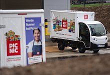 Paderborn, 31. Januar 2023: City-Hub Online-Supermarkt Picnic mit Elektro-Vans, in denen die Lebensmittel ausgeliefert werden / Online-Lieferung Supermarkt / Ort: Pamplonastraße in Mönkeloh - Niklas Tüns
